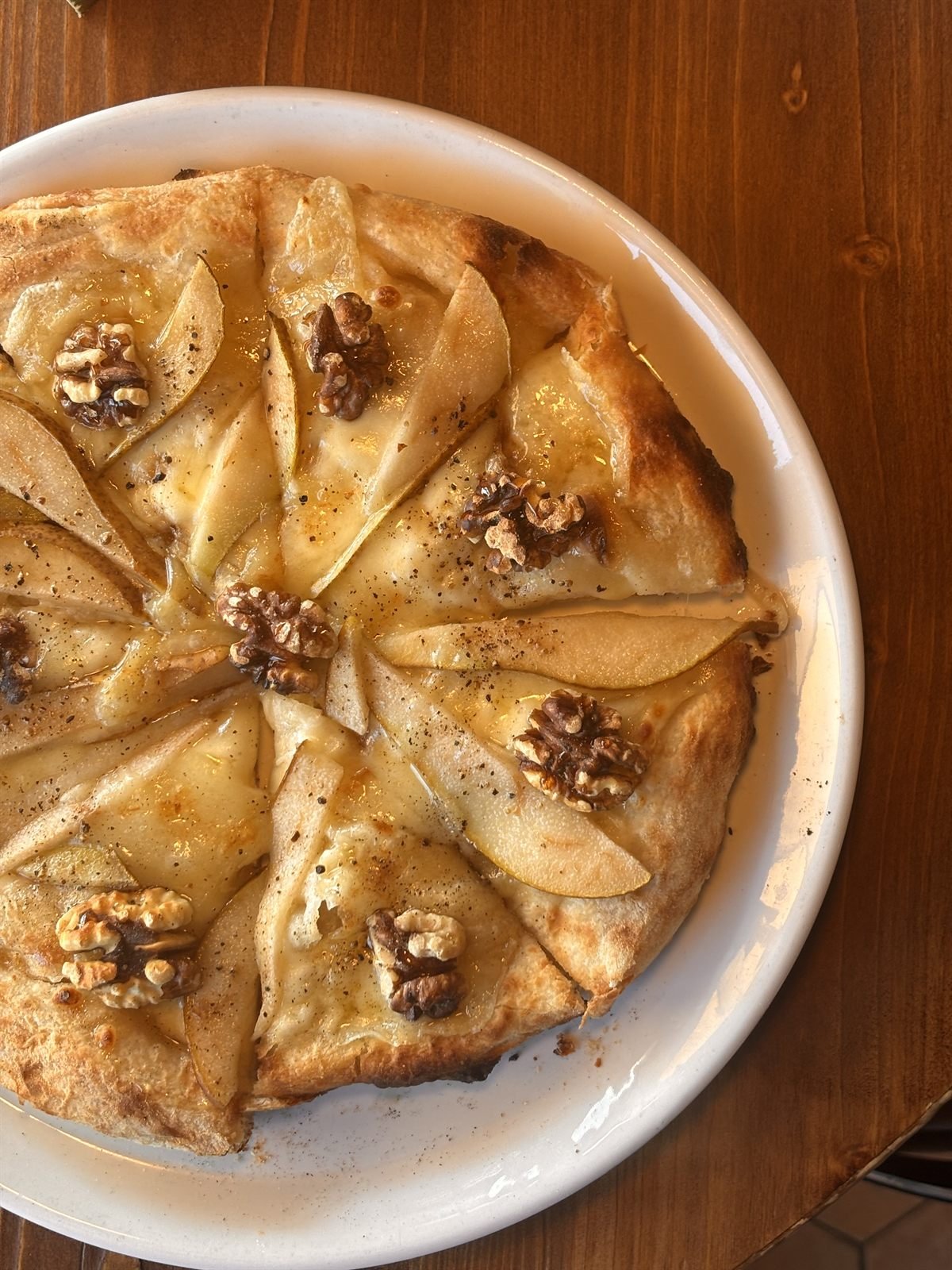 Roman pinsa with pear, walnuts and honey
